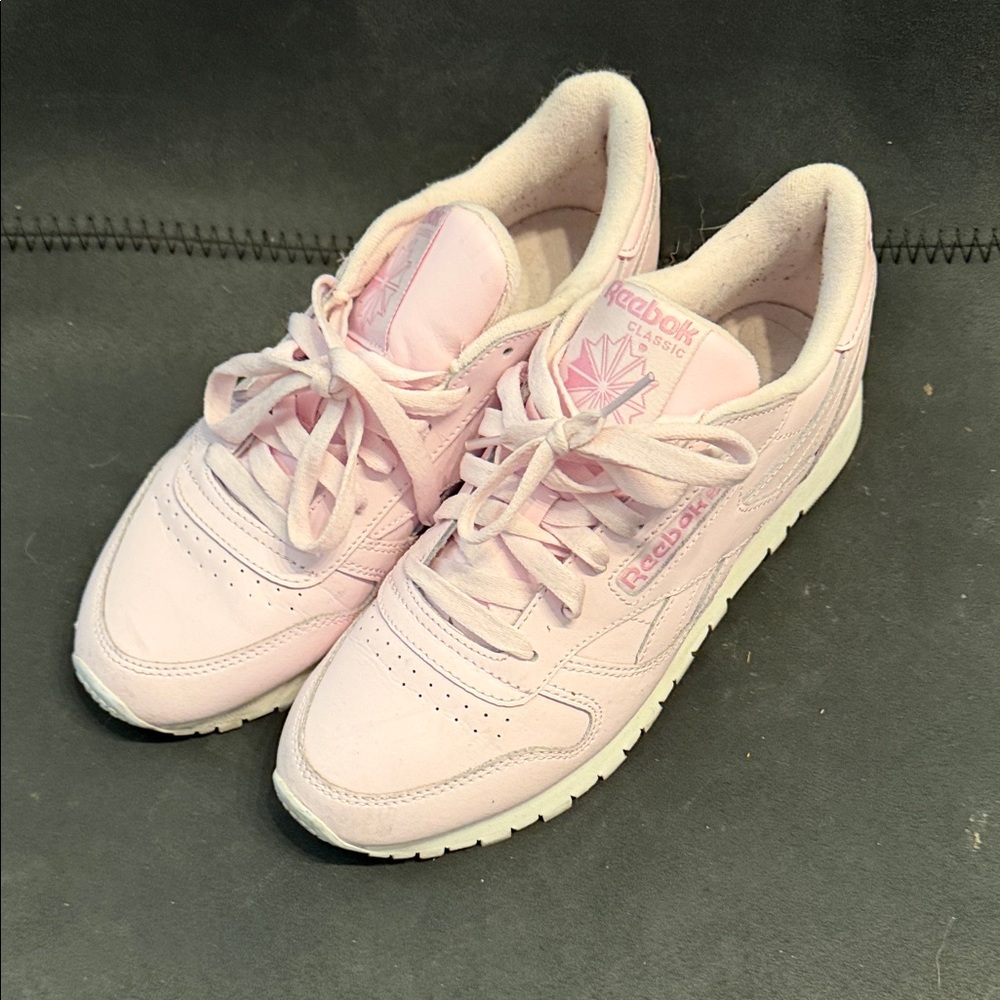 Reebok Classic Women's Leather Sneaker in Light Pink size 7